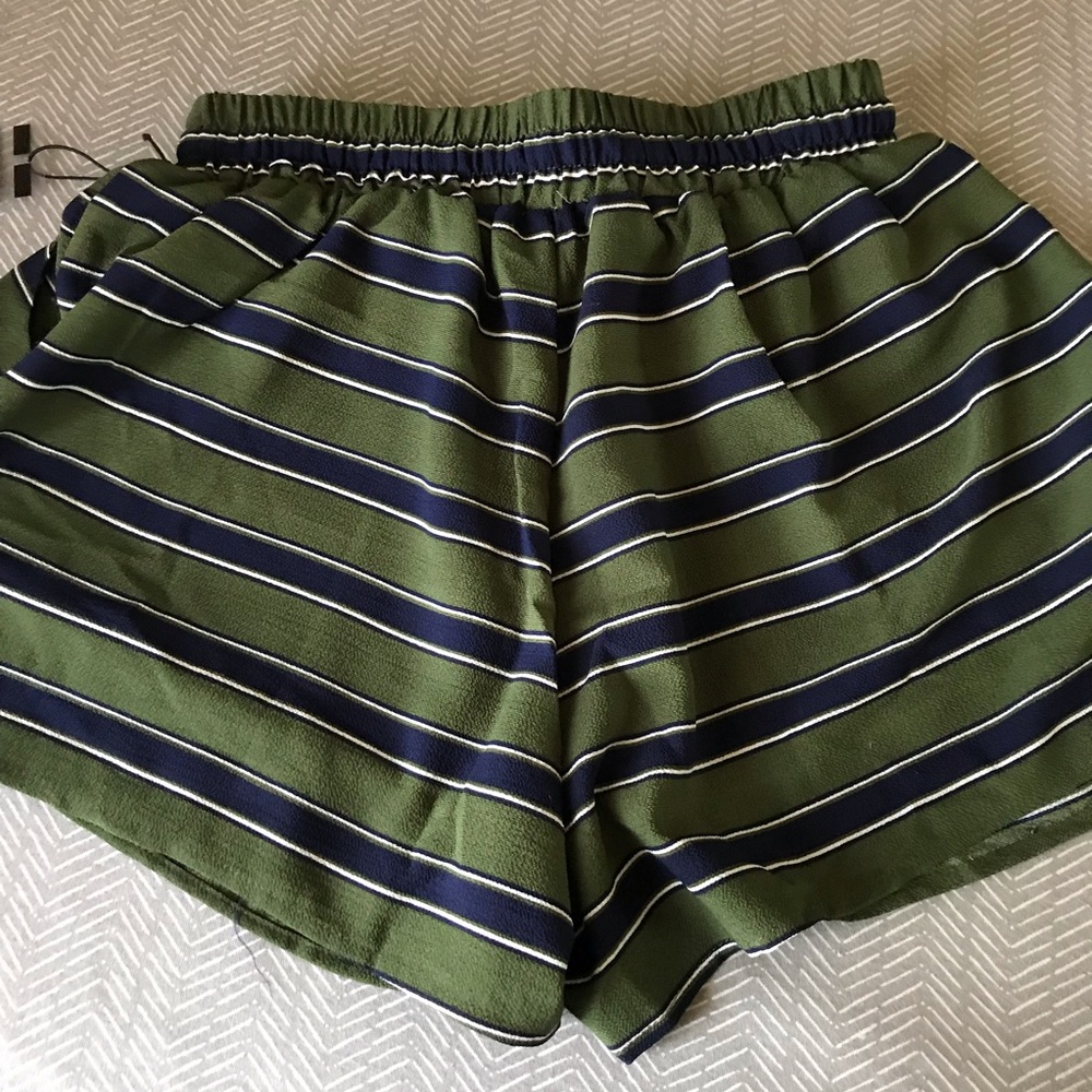 🆕 Striped Drawstring Shorts 🆕 - Picture 6 of 7